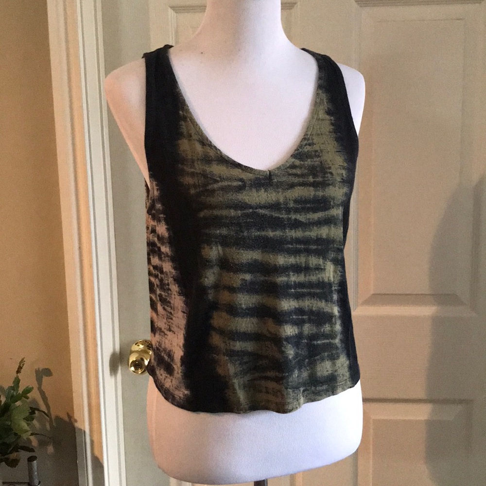 Green abstract print tank